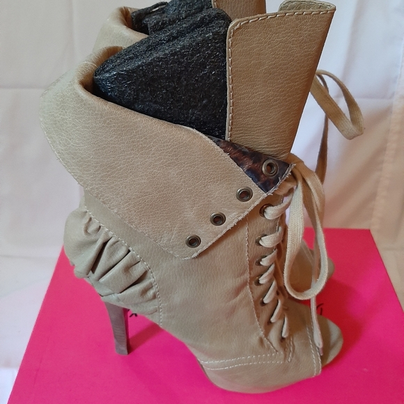 Betsey Johnson Lace up heel, peep toe Booties, 10 - Picture 2 of 4